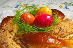 Easter-Sweet-Bread-with-colored-eggs-2-300×199