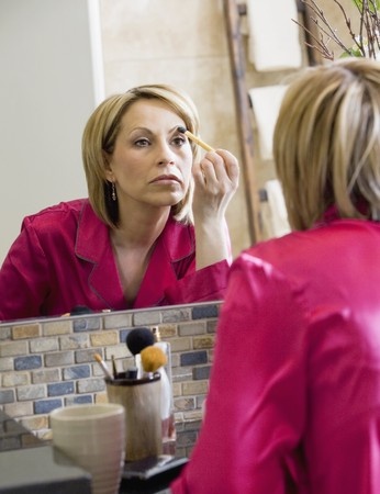 woman putting eye makeup on