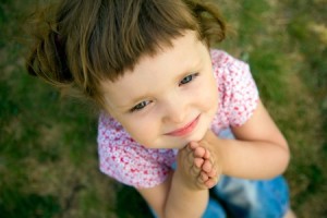 little girl praying